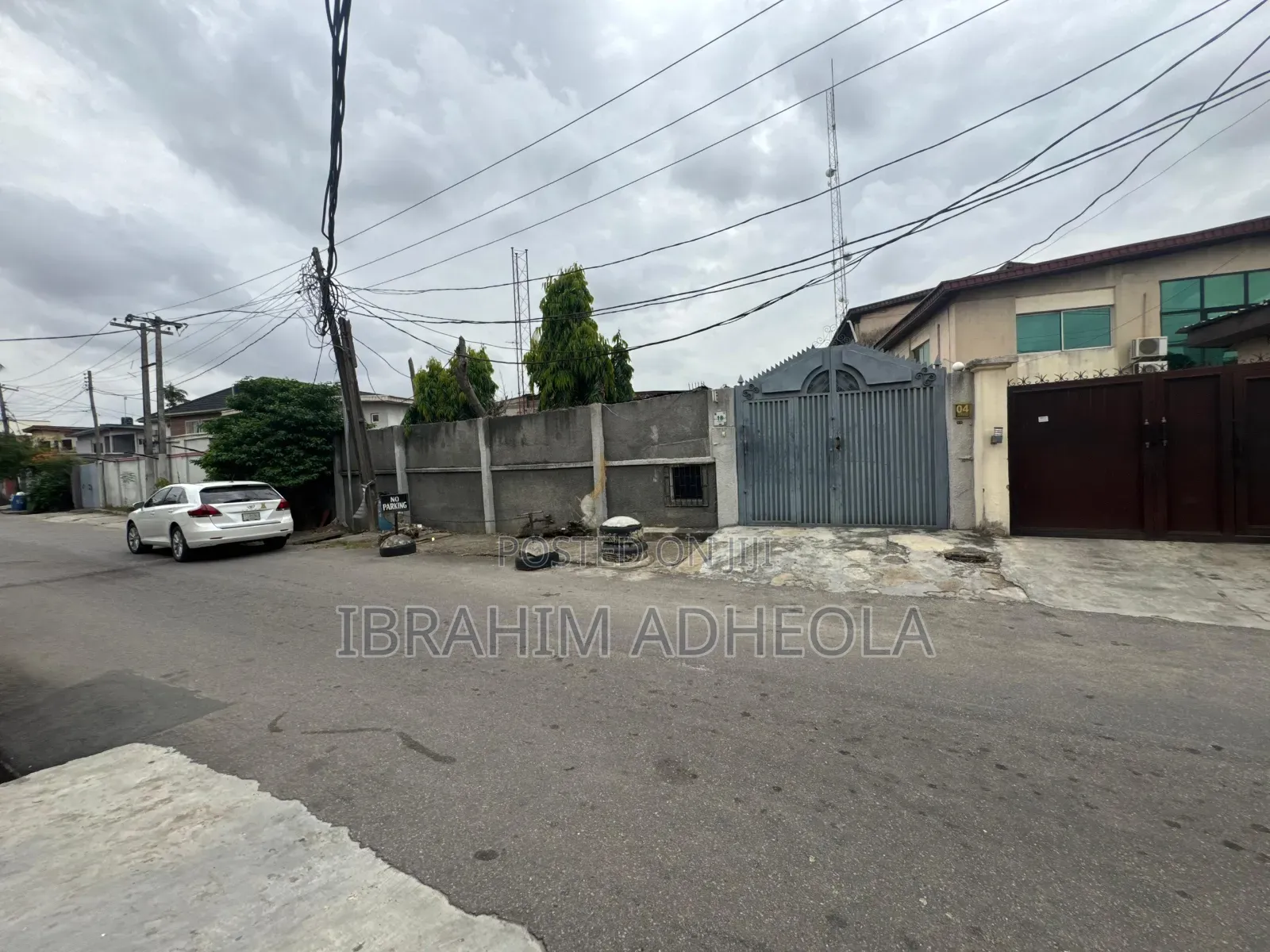 Land Measuring 800sqm With Demolishable Structure in Adeniyi Jones