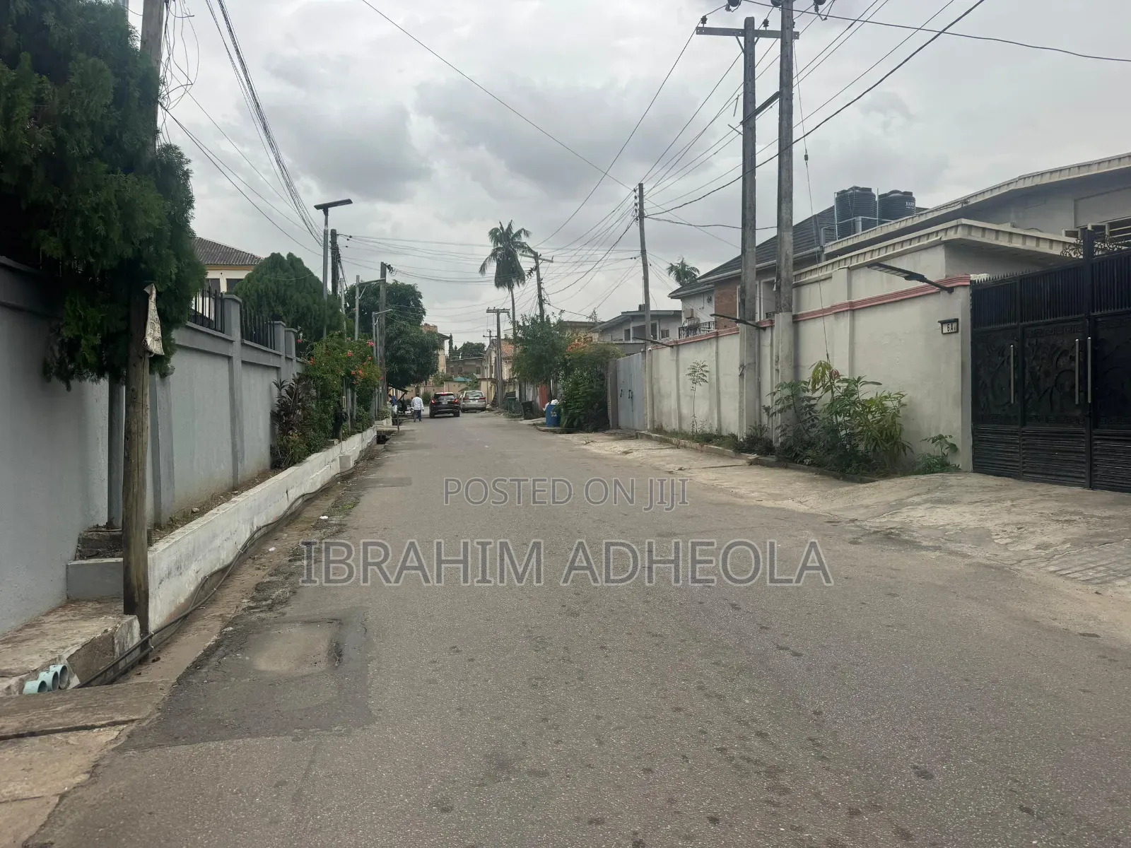 Land Measuring 800sqm With Demolishable Structure in Adeniyi Jones