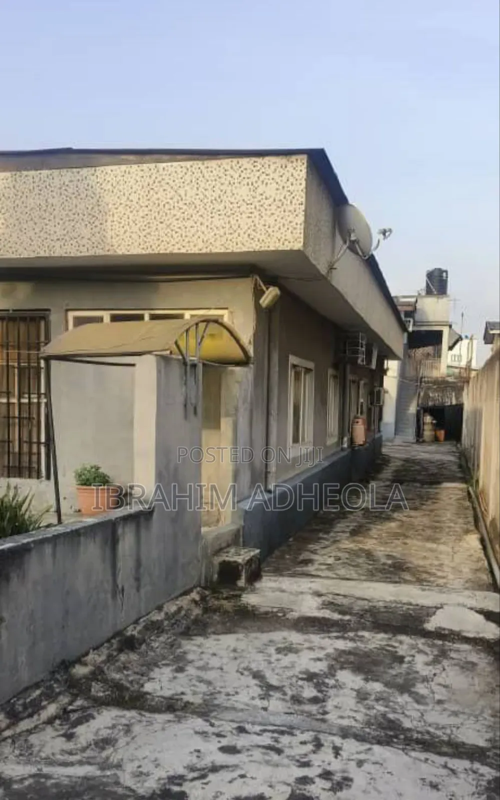 Land Measuring 800sqm With Demolishable Structure in Adeniyi Jones