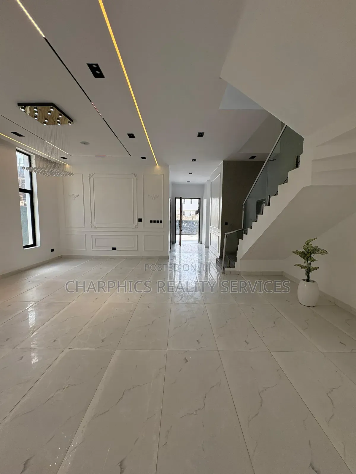 5bdrm Duplex in Chevron for sale in Chevron