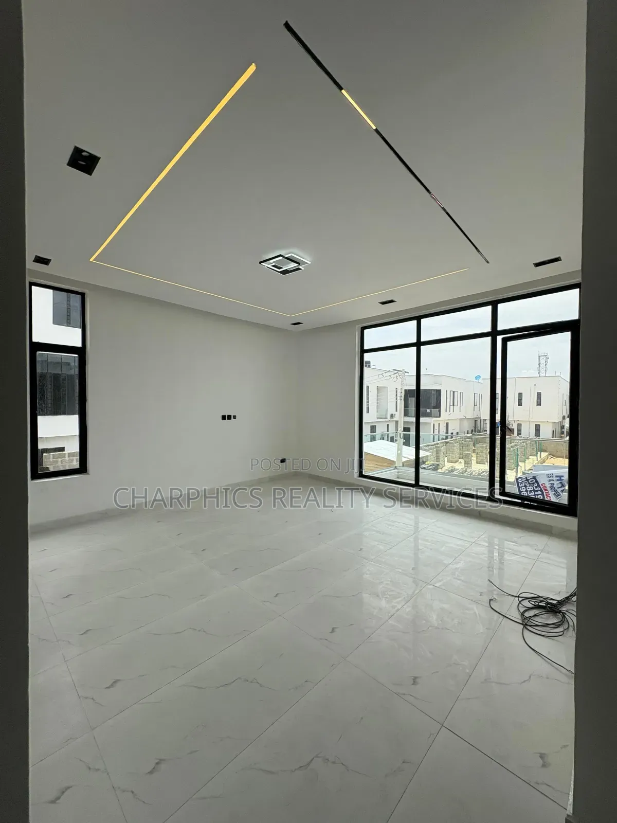 5bdrm Duplex in Chevron for sale in Chevron