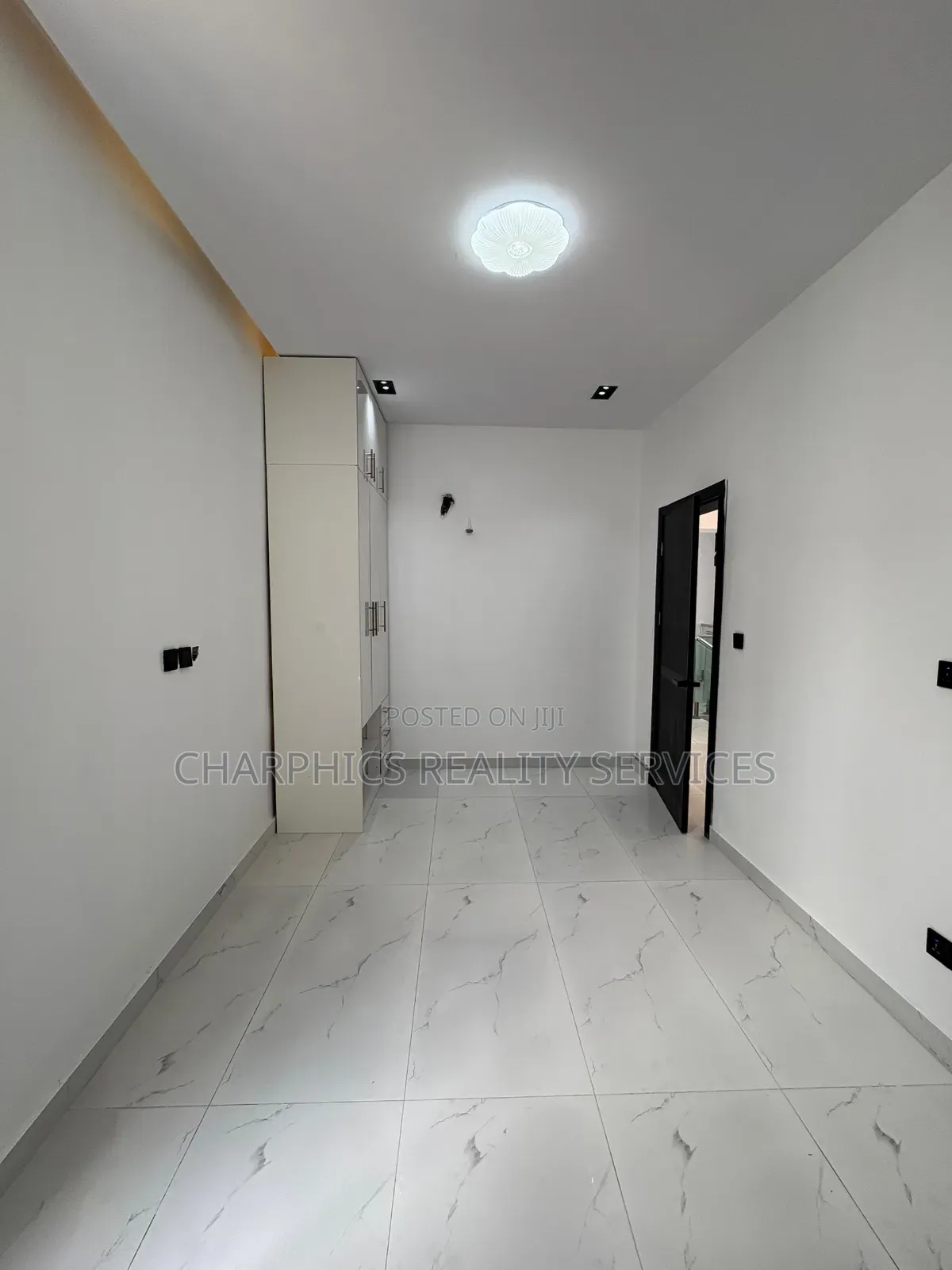 5bdrm Duplex in Chevron for sale in Chevron