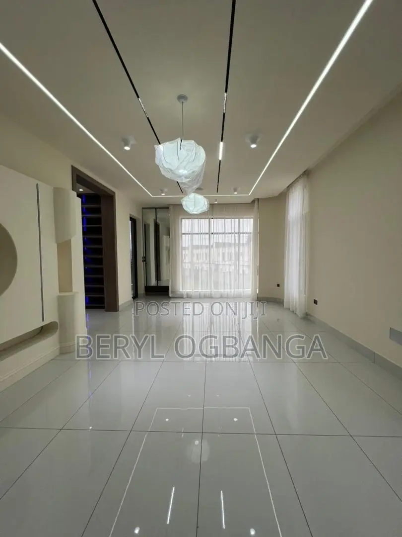 5bdrm Duplex in Lekki Phase 2 for sale in Lekki Phase 2