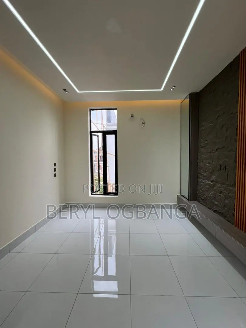5bdrm Duplex in Lekki Phase 2 for sale in Lekki Phase 2