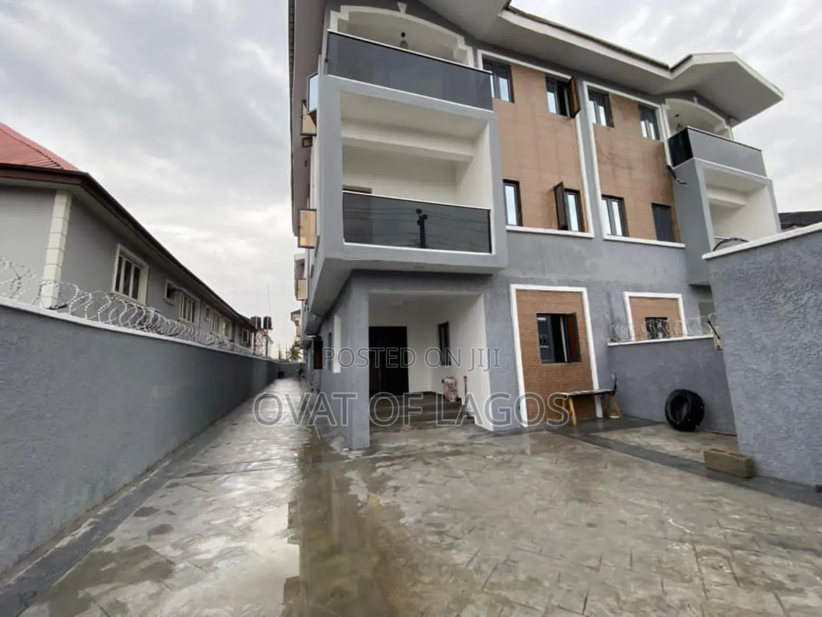 5bdrm Duplex in Chevron for rent in Chevron