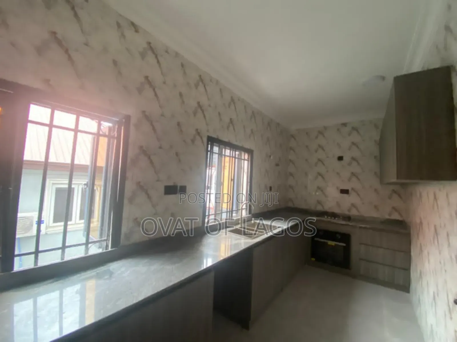 5bdrm Duplex in Chevron for rent in Chevron