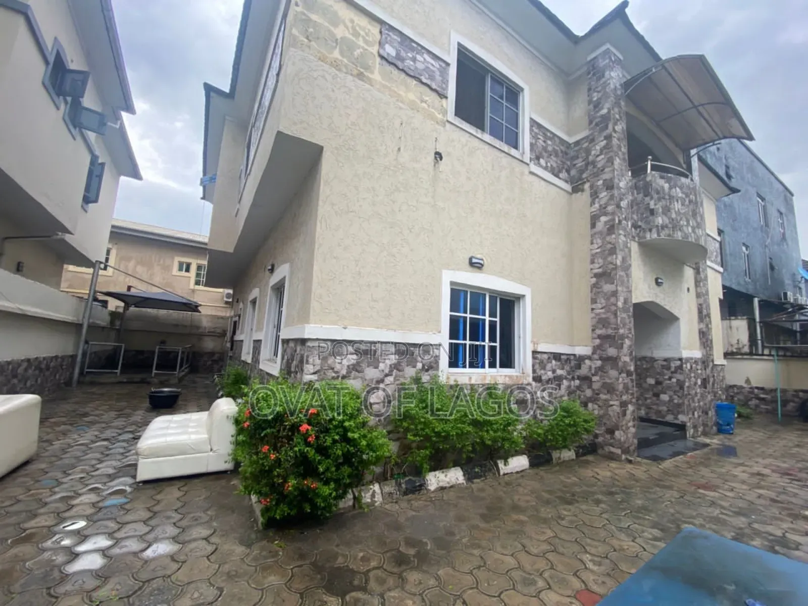 5bdrm Duplex in Chevron for rent in Chevron