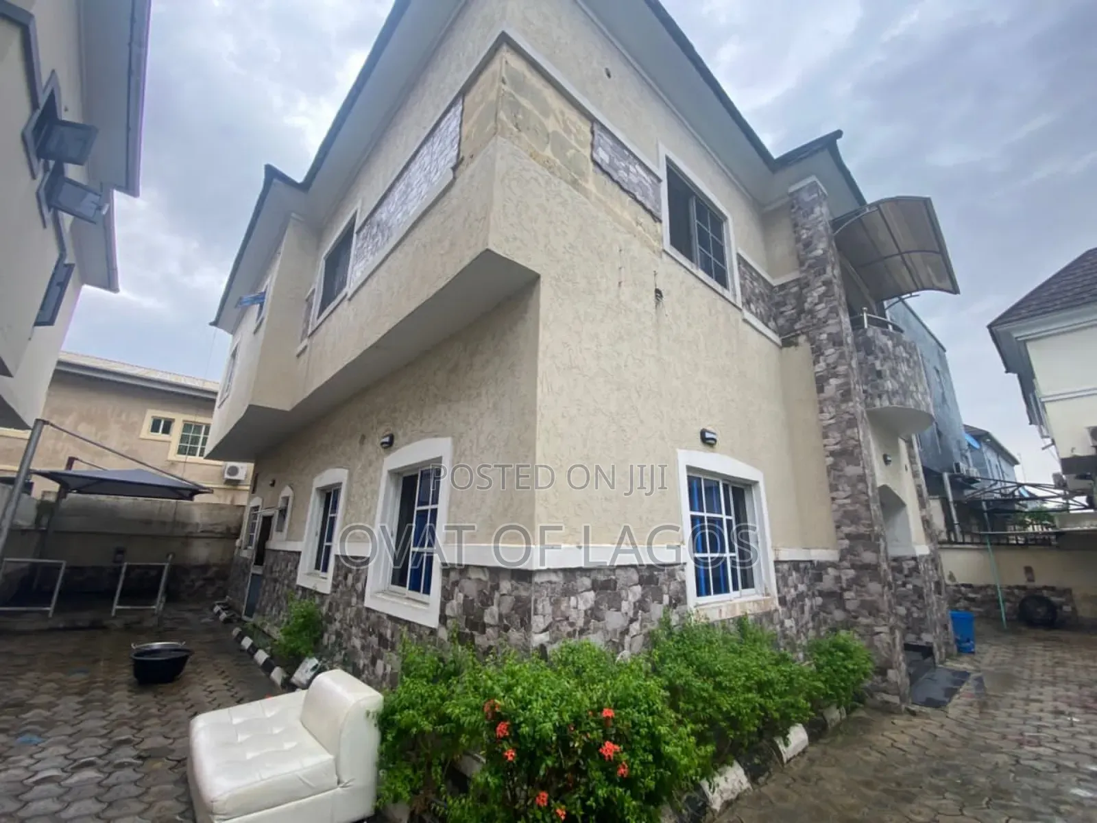 5bdrm Duplex in Chevron for rent in Chevron