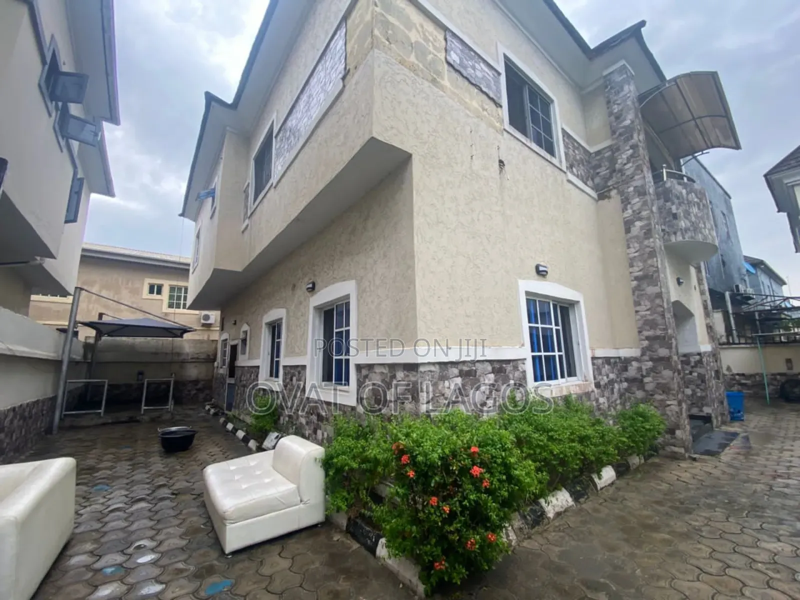 5bdrm Duplex in Chevron for rent in Chevron
