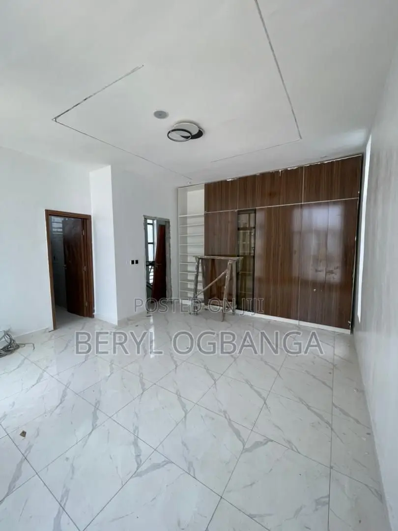 4bdrm Duplex in Ikota for sale in Ikota