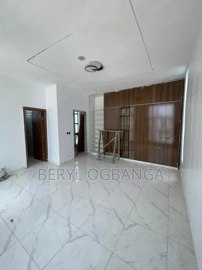 4bdrm Duplex in Ikota for sale in Ikota