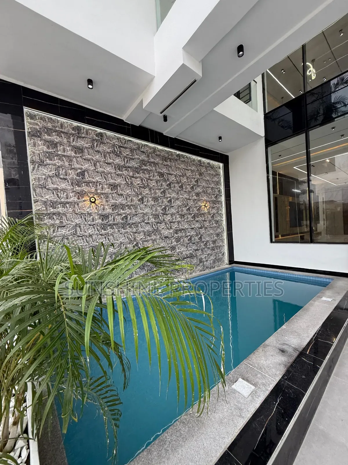 5bdrm Duplex in Ikota for sale in Ikota