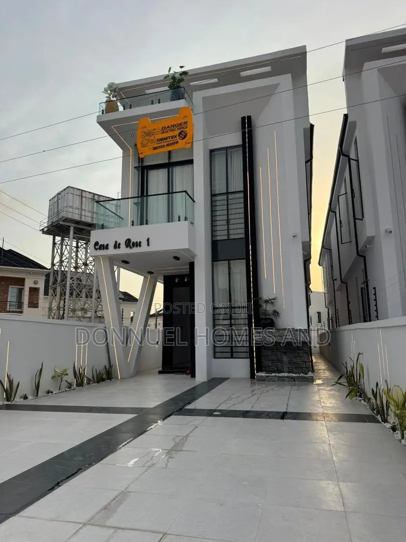 5bdrm Duplex in Ikota, Ajah for sale in Ajah