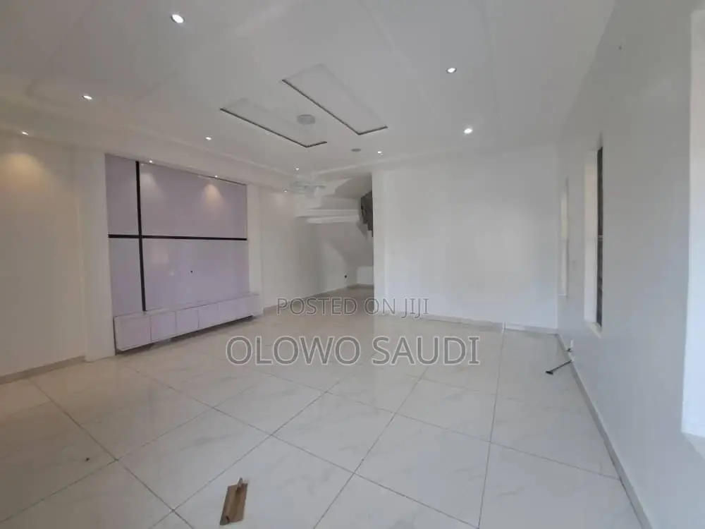 4bdrm Duplex in Chevey View Estate, Chevron for rent in Chevron