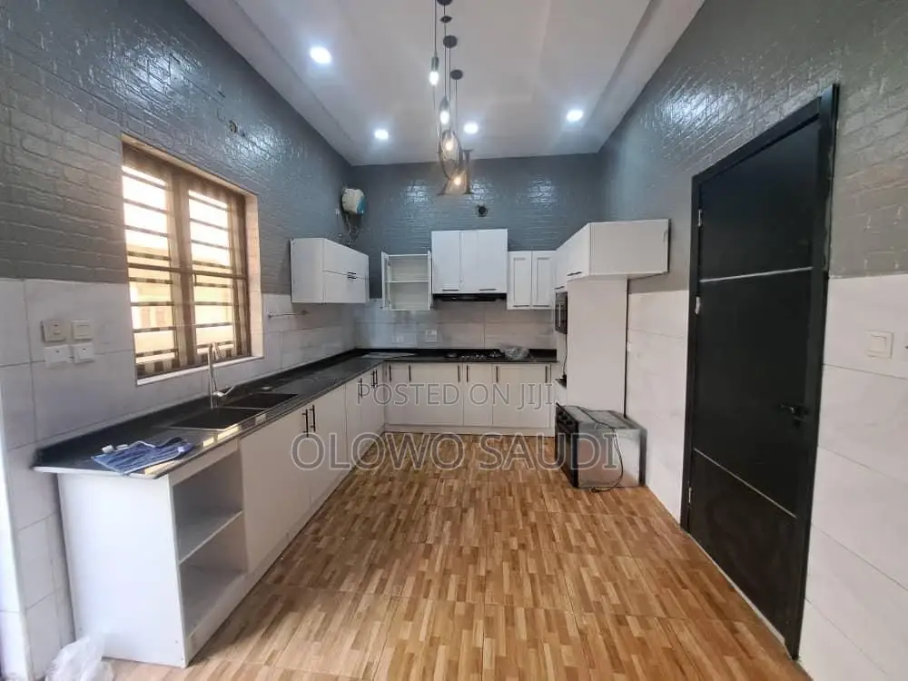 4bdrm Duplex in Chevey View Estate, Chevron for rent in Chevron