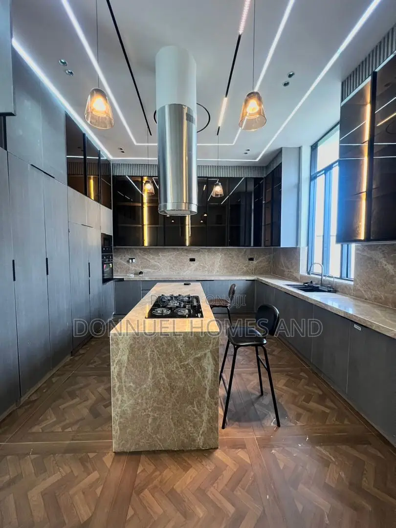 6bdrm Duplex in Chevron for sale in Chevron