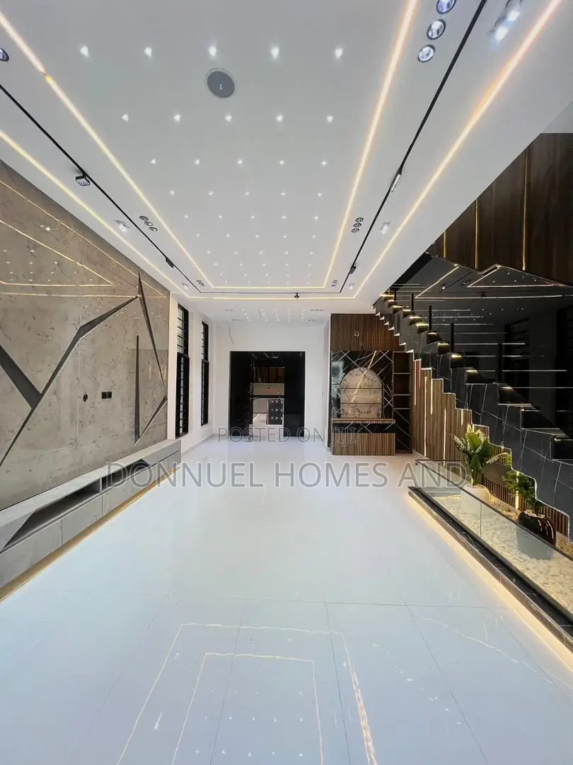 5bdrm Duplex in Chevron for sale in Chevron