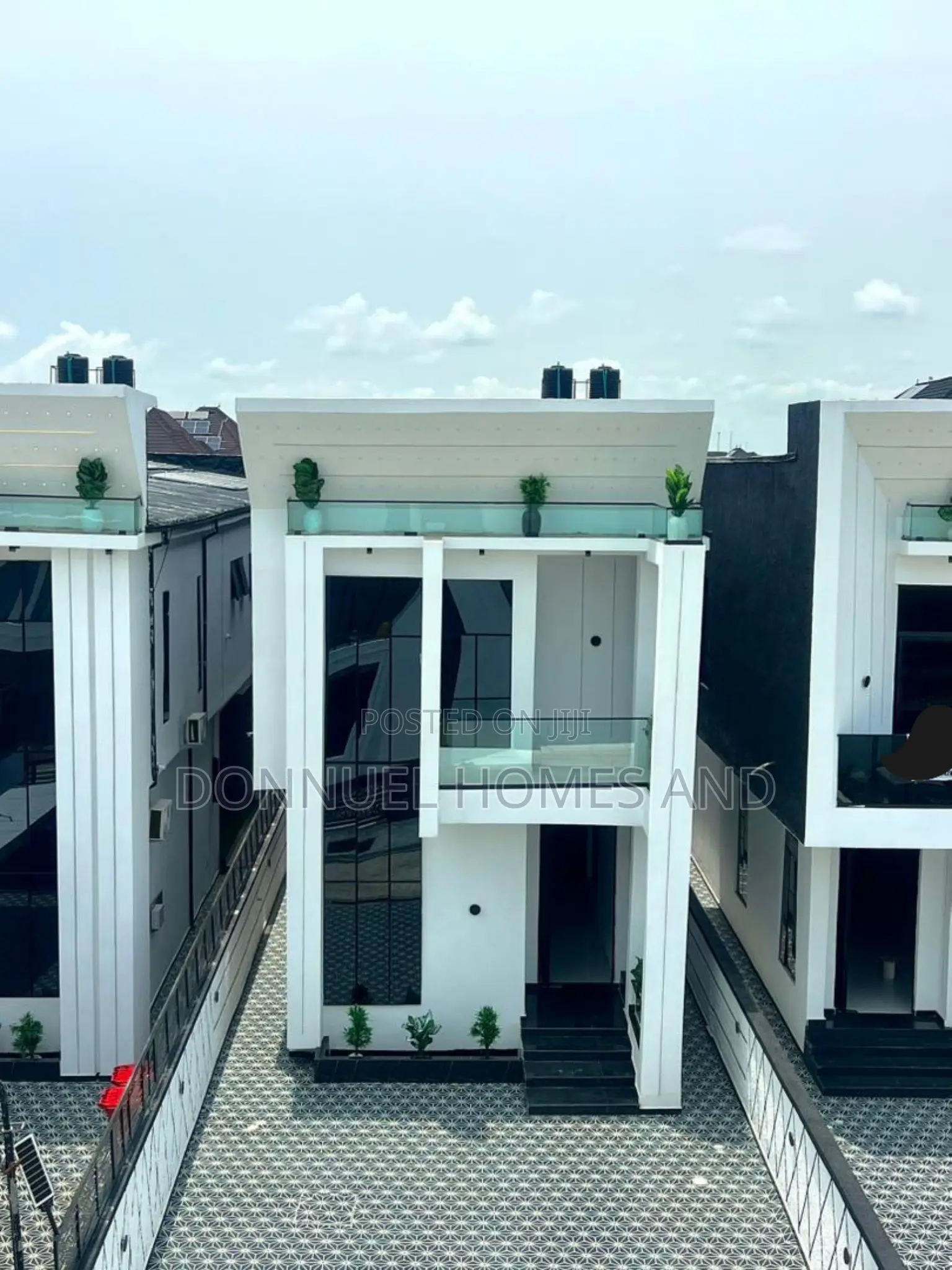 5bdrm Duplex in Chevron for sale in Chevron