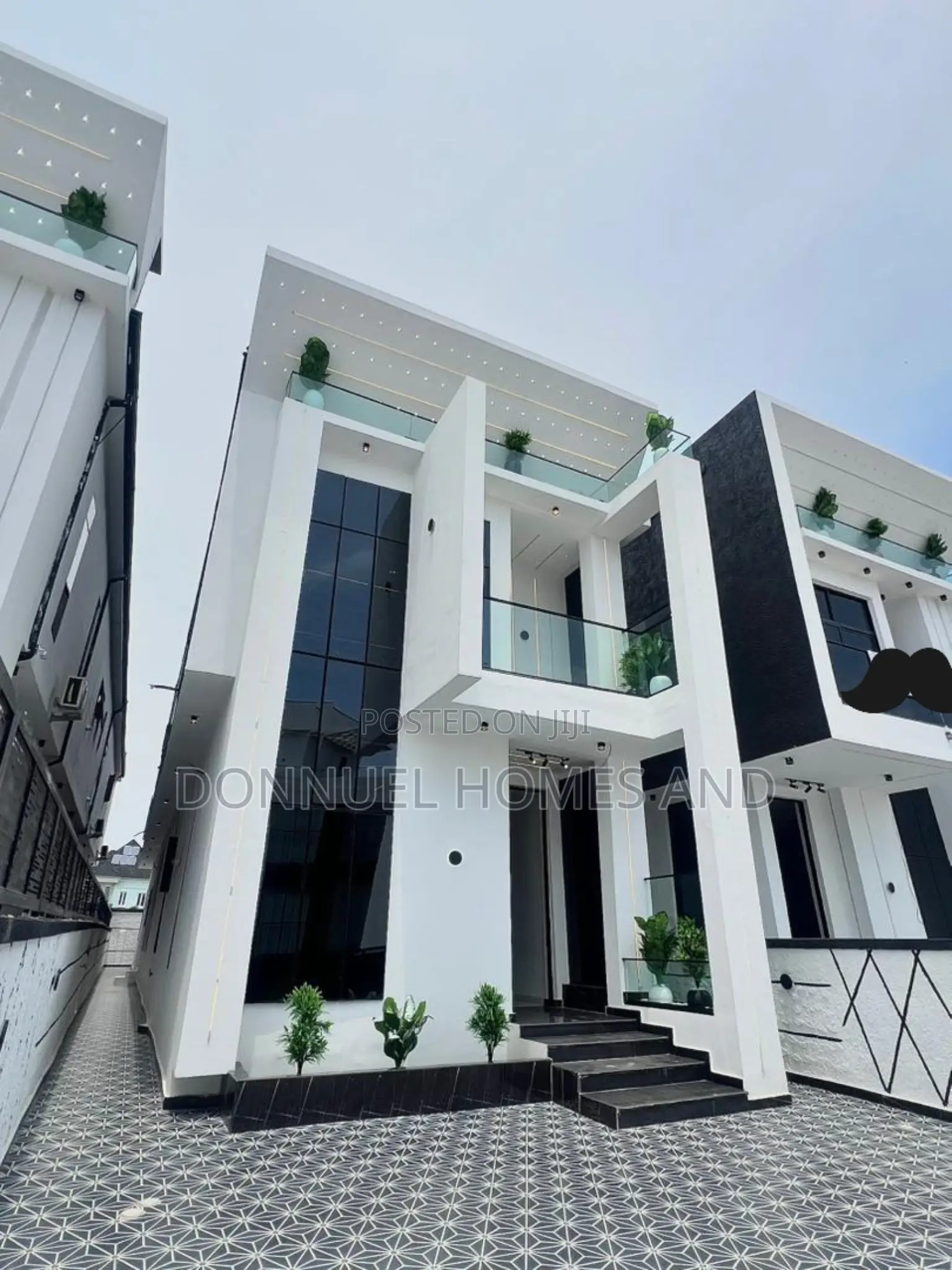 5bdrm Duplex in Chevron for sale in Chevron