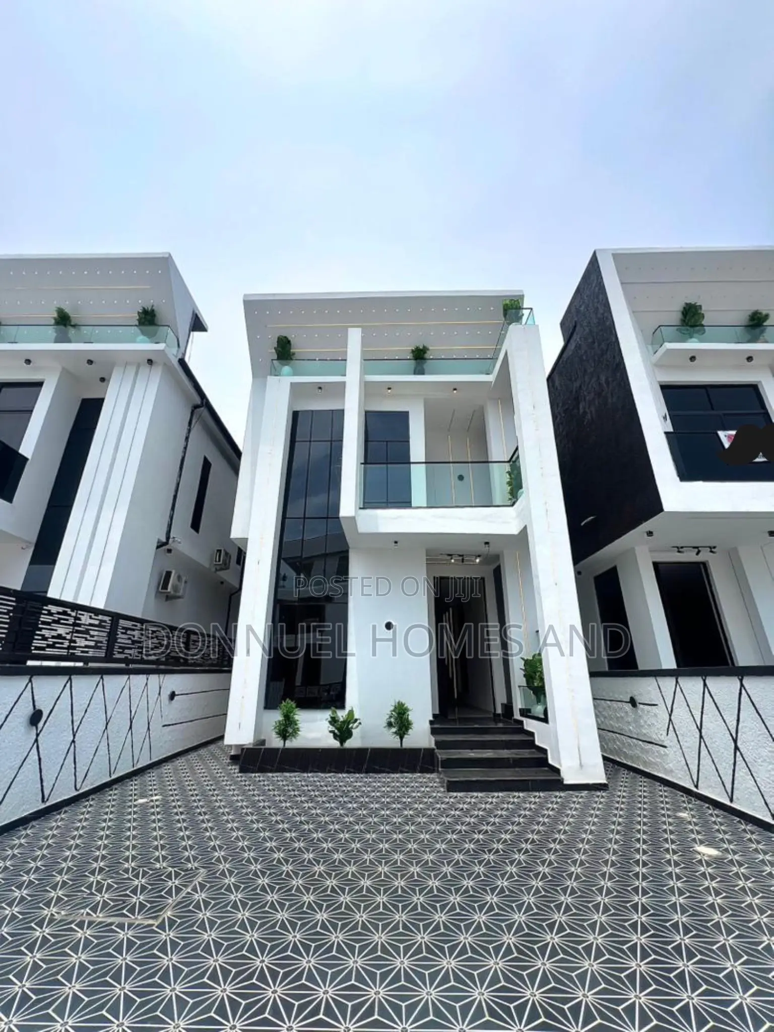 5bdrm Duplex in Chevron for sale in Chevron