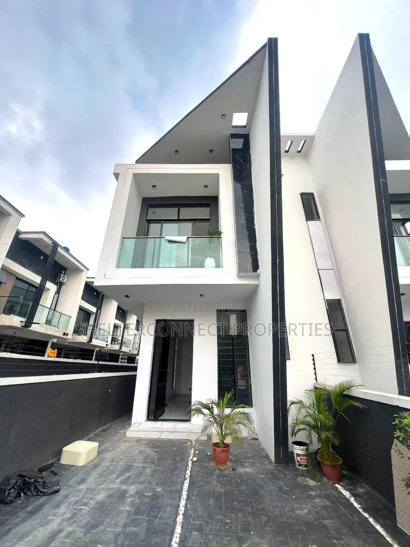 4bdrm Duplex in Ikota for sale in Ikota