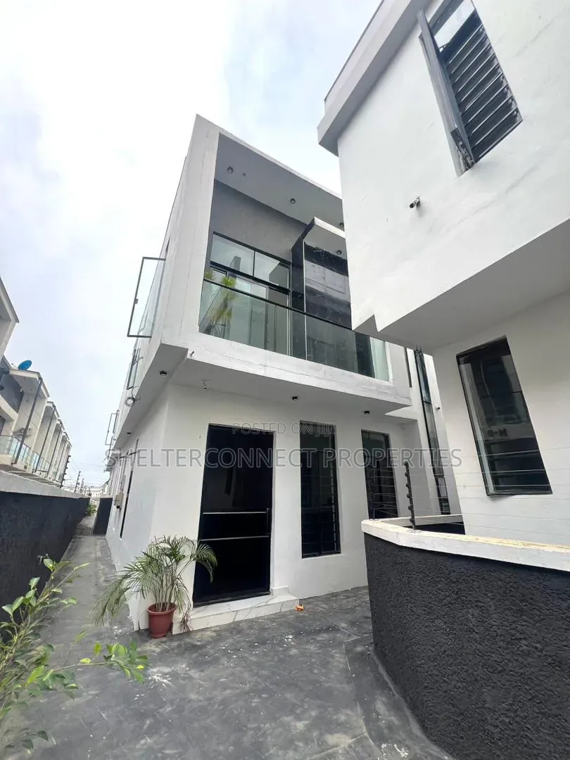 4bdrm Duplex in Ikota for sale in Ikota