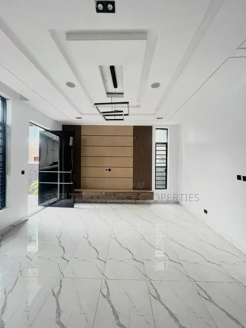 4bdrm Duplex in Ikota for sale in Ikota