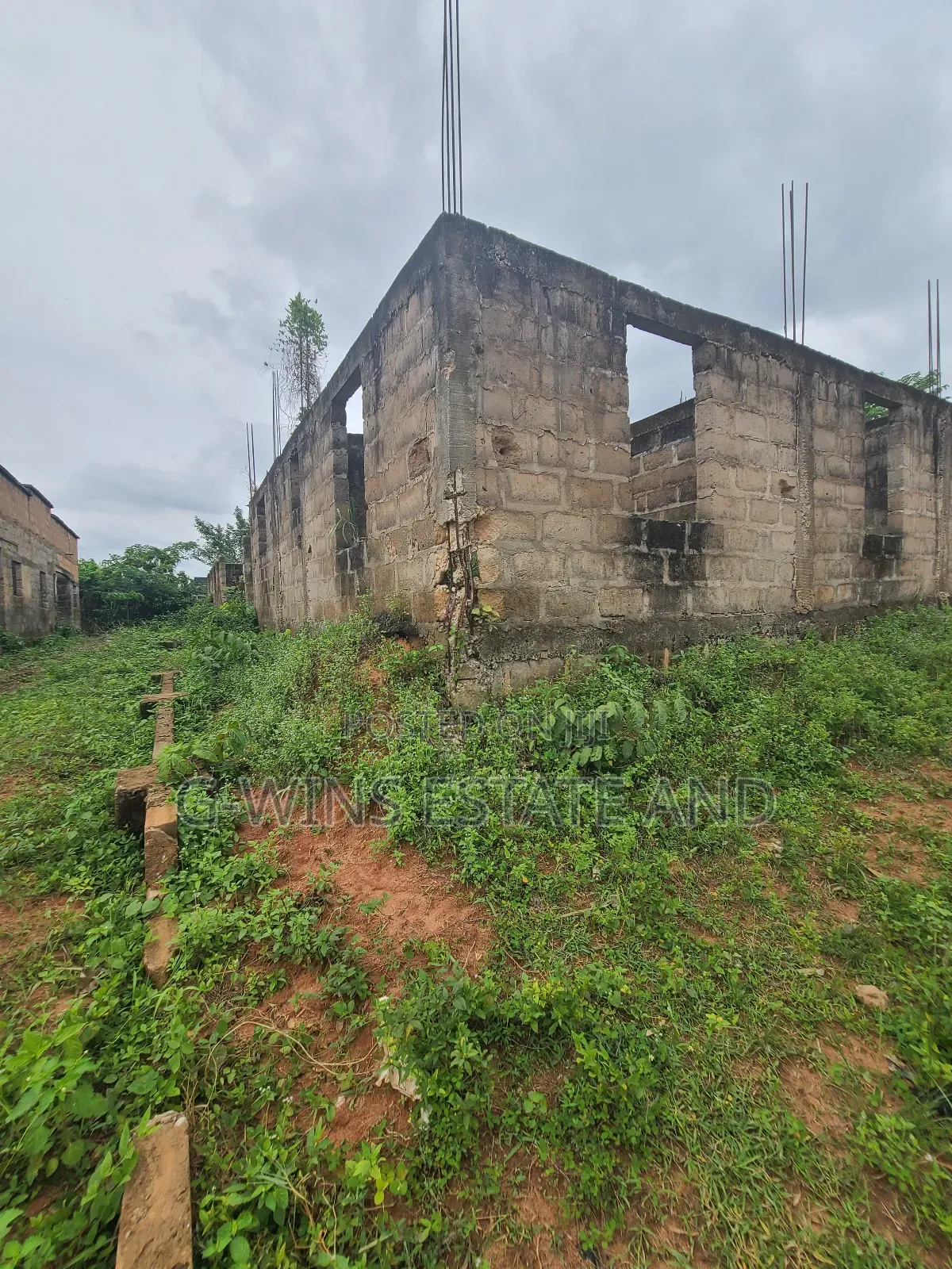 100 by 100ft With 4 Flats of 3bedroom Uncompleted Structure in Benin City