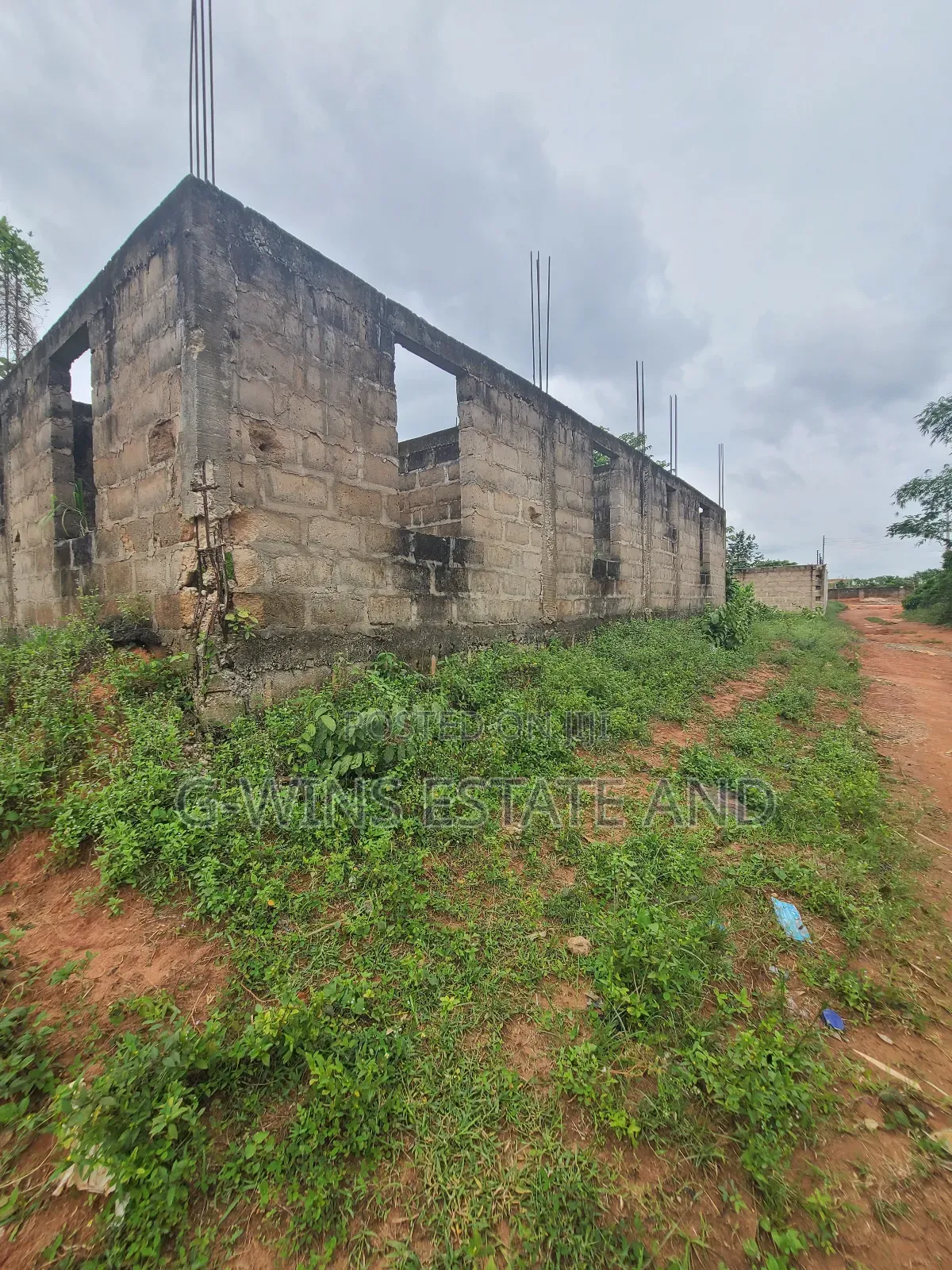 100 by 100ft With 4 Flats of 3bedroom Uncompleted Structure in Benin City