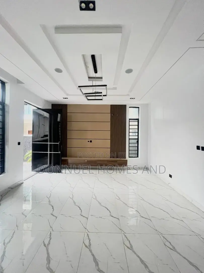 4bdrm Duplex in Ikota for sale in Ikota