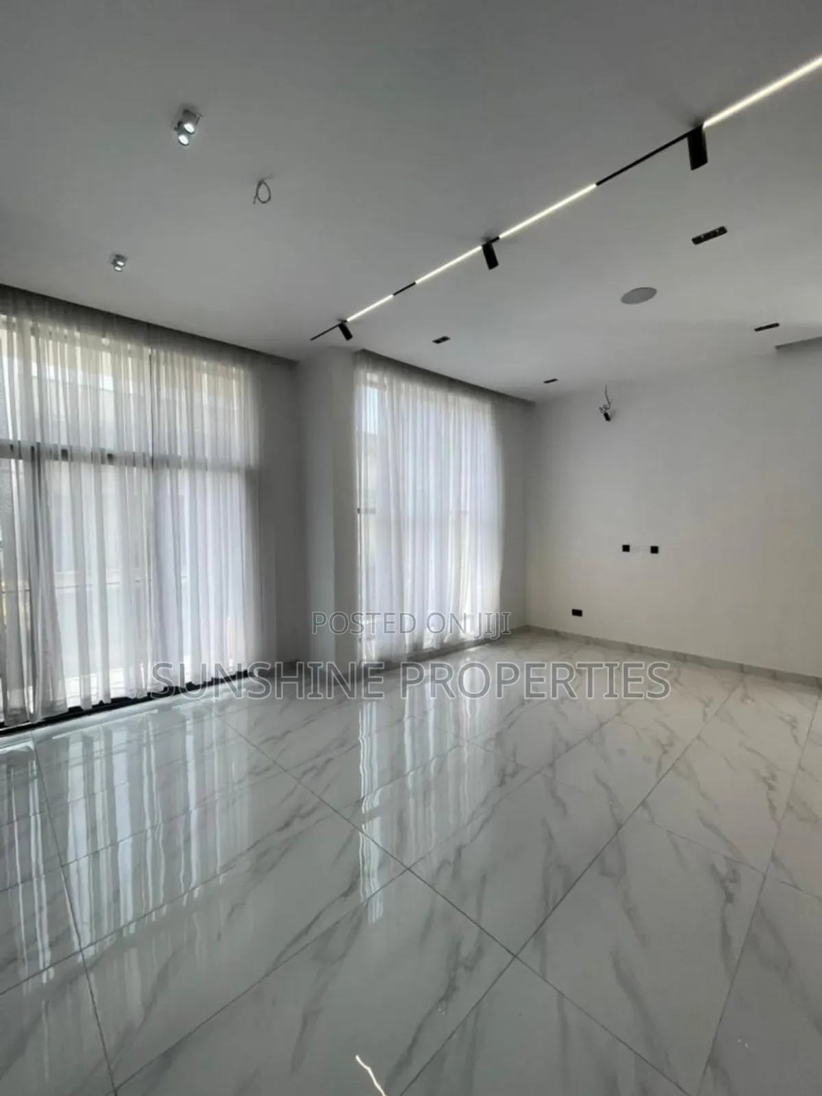 5bdrm Duplex in Chevron for sale in Chevron