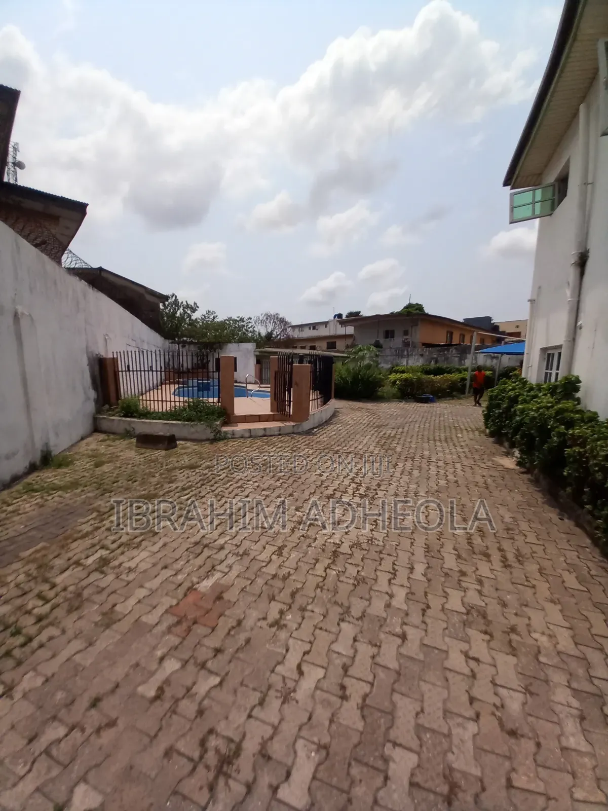 Land Measuring 900sqm With a Fully Detached Duplex in Ogunlana