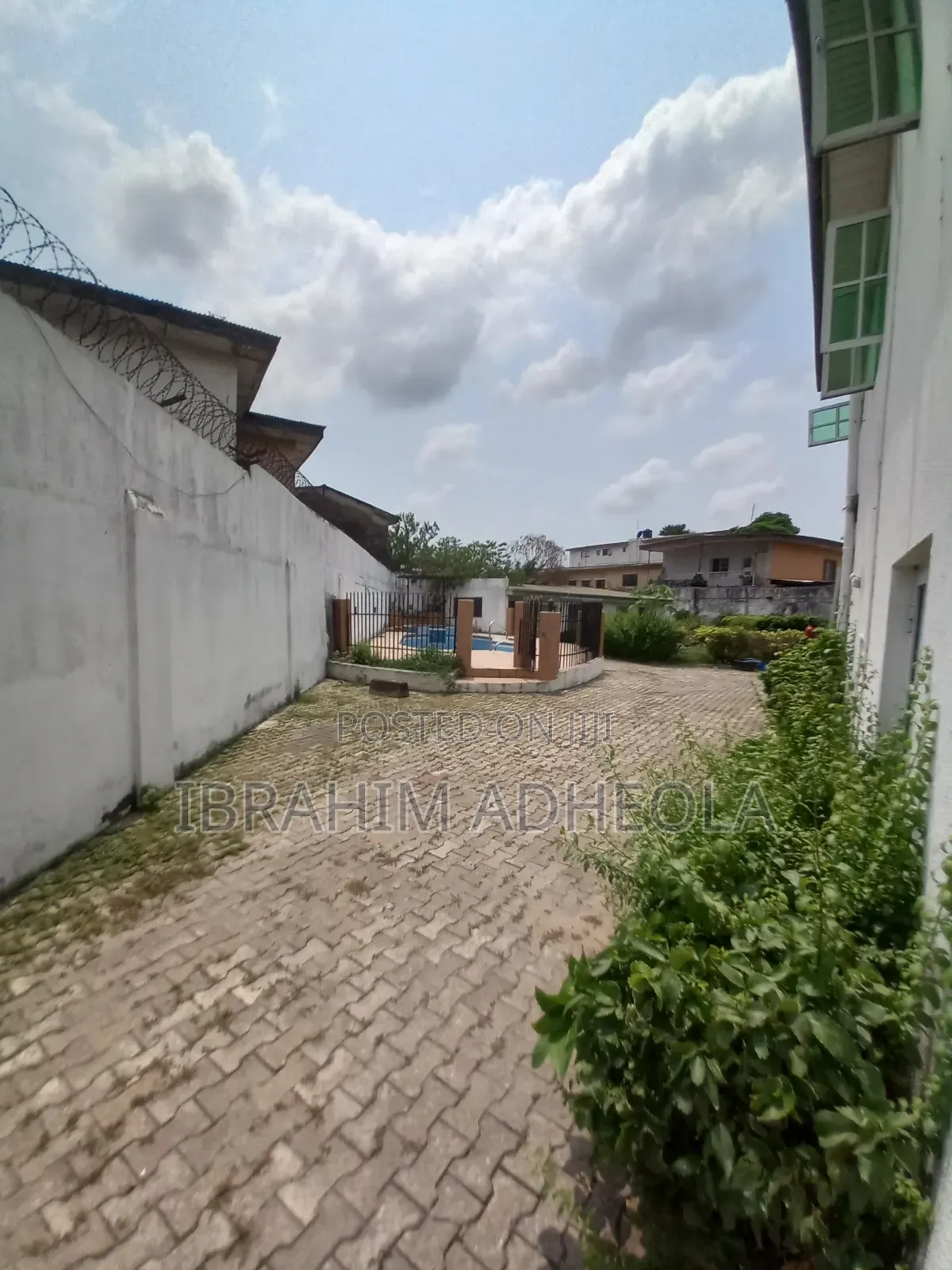 Land Measuring 900sqm With a Fully Detached Duplex in Ogunlana