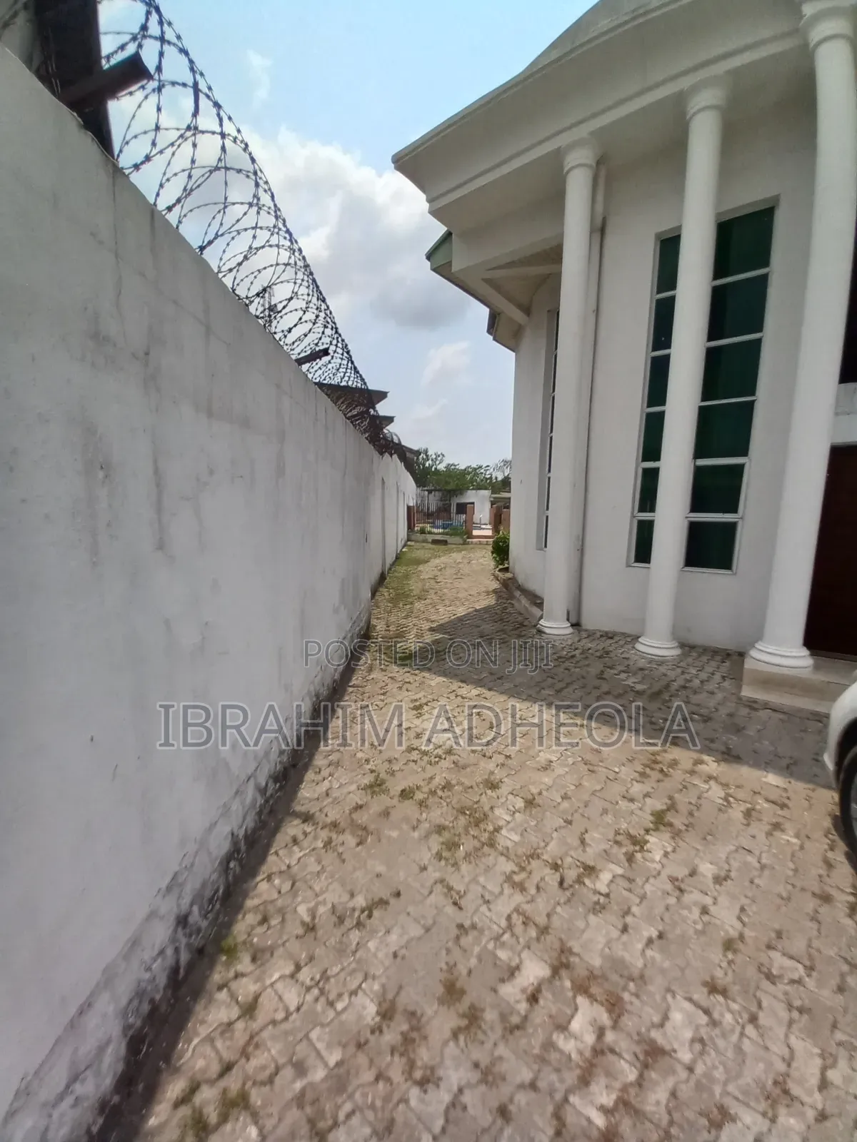 Land Measuring 900sqm With a Fully Detached Duplex in Ogunlana