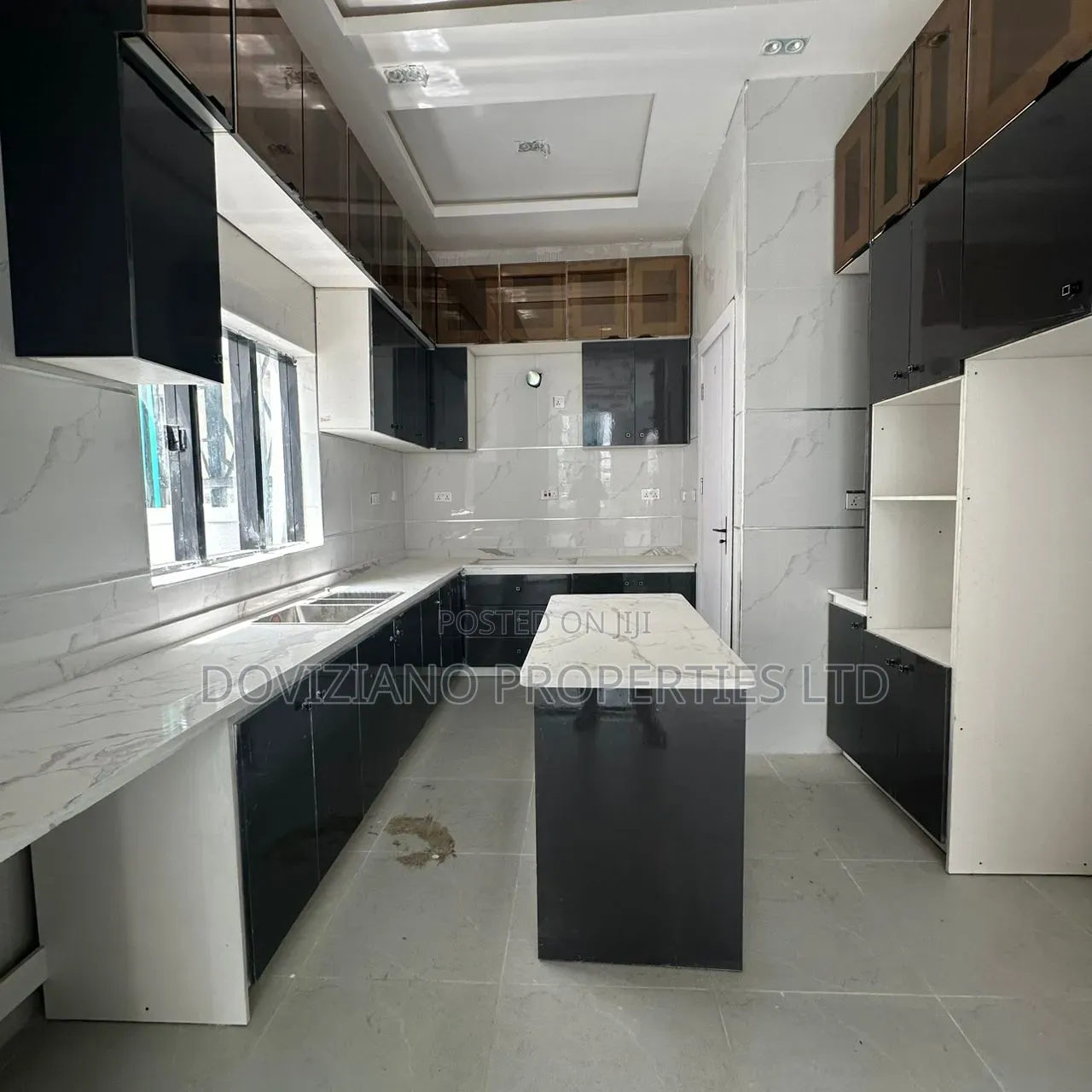 4bdrm Duplex in Chevron for sale in Chevron