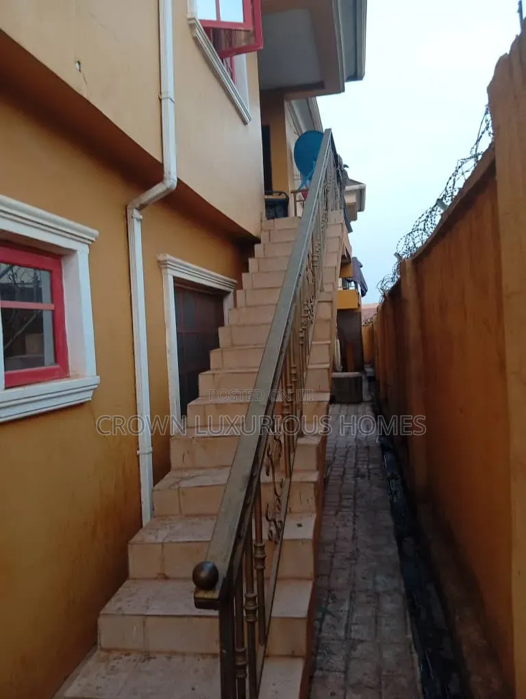 3bdrm Block of Flats in Elewuro Estate,, Ibadan for sale in Ibadan