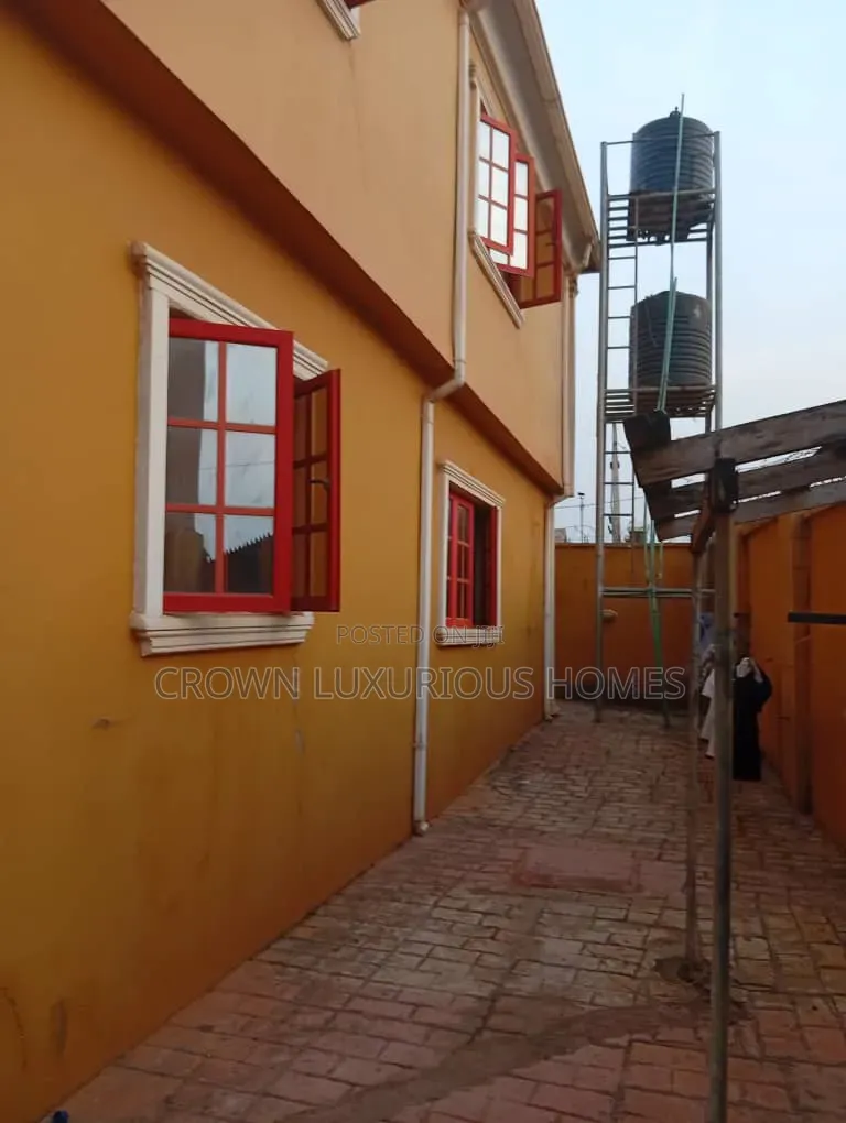 3bdrm Block of Flats in Elewuro Estate,, Ibadan for sale in Ibadan