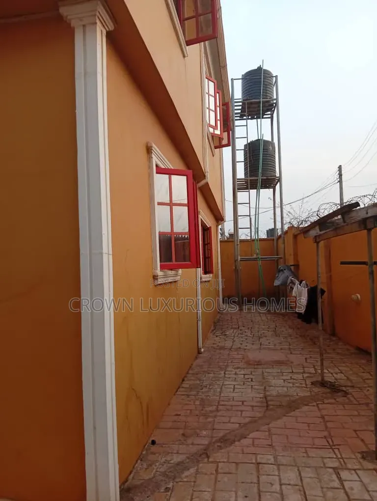 3bdrm Block of Flats in Elewuro Estate,, Ibadan for sale in Ibadan