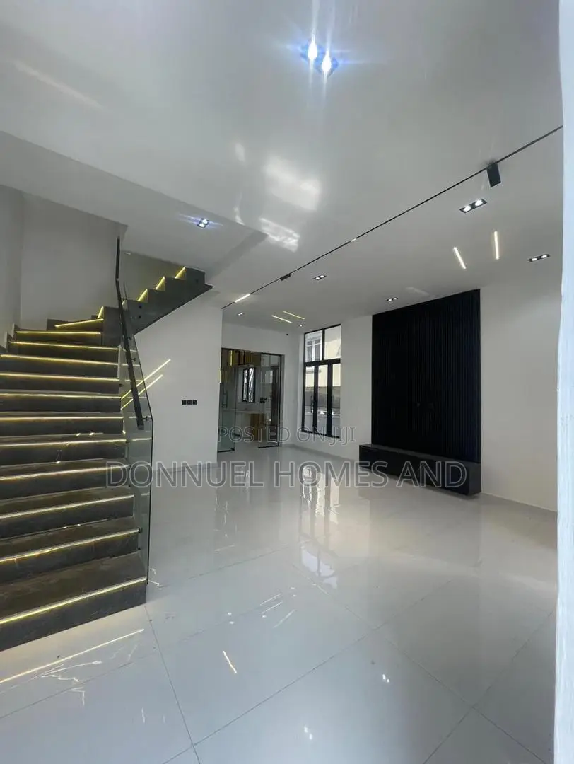 4bdrm Duplex in Ikota for rent in Ikota