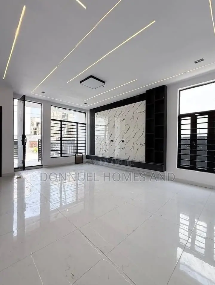 4bdrm Duplex in Ikota for rent in Ikota