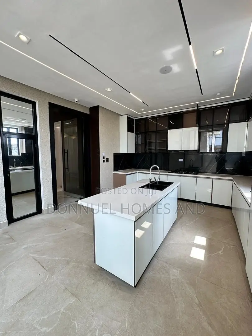 5bdrm Duplex in Lekki Phase 1 for sale in Lekki Phase 1