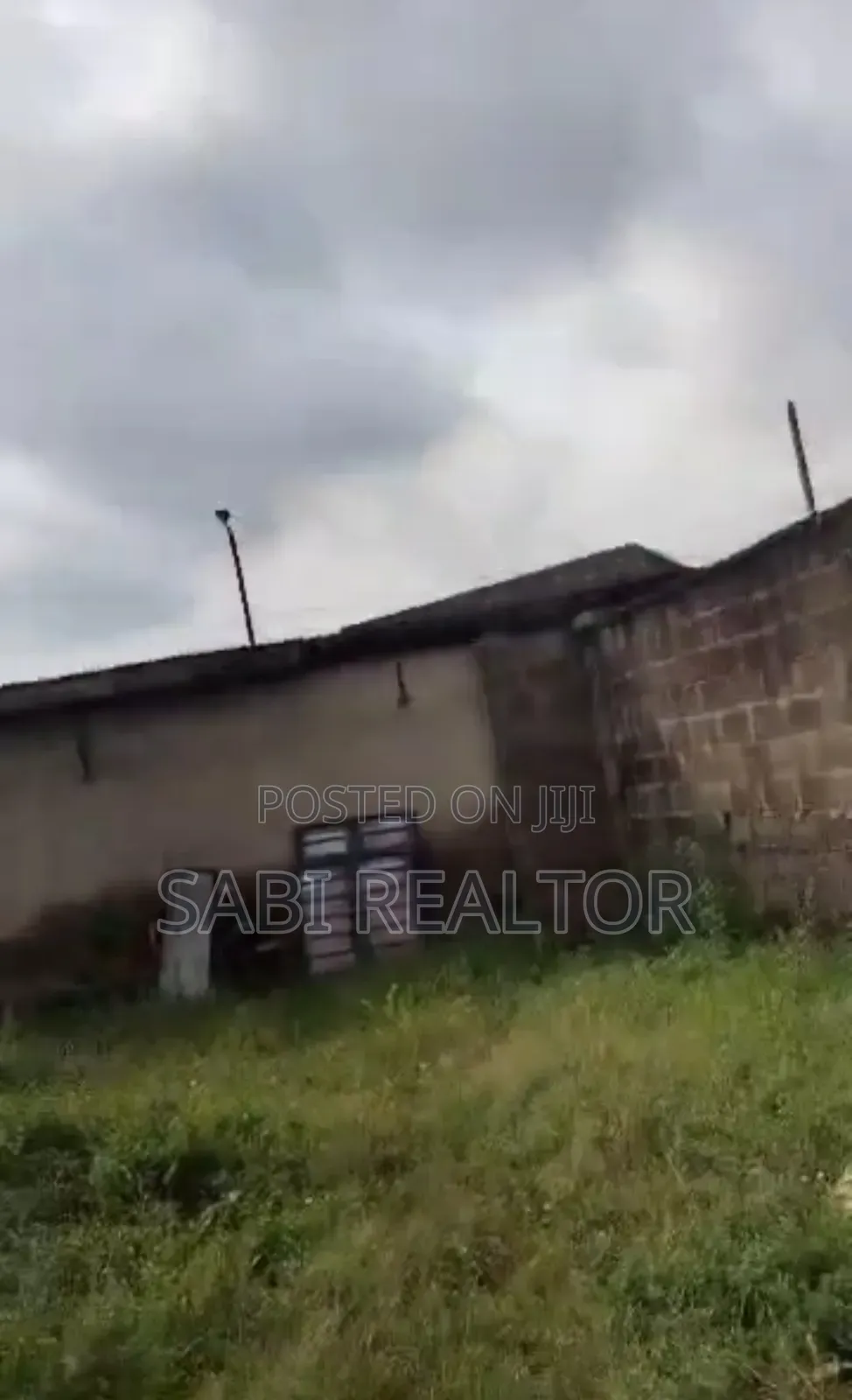 800sqm Residential Land With a Demolishable Bungalow in Idimu