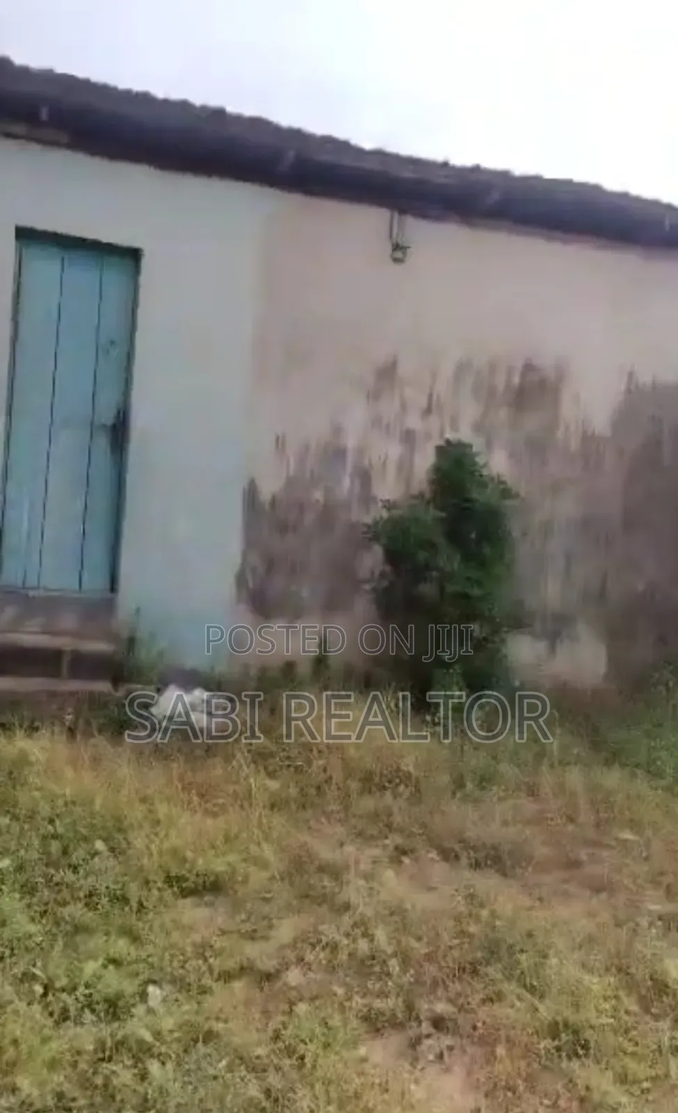 800sqm Residential Land With a Demolishable Bungalow in Idimu