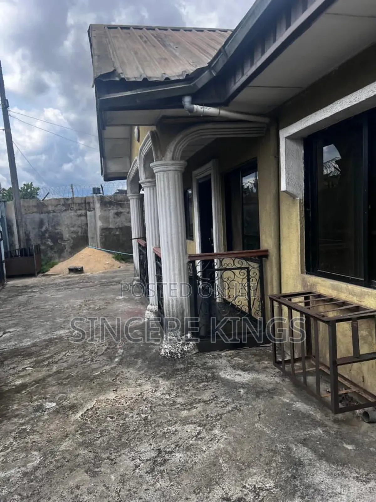 3bdrm Bungalow in Osongama Estate, Uyo for sale in Uyo