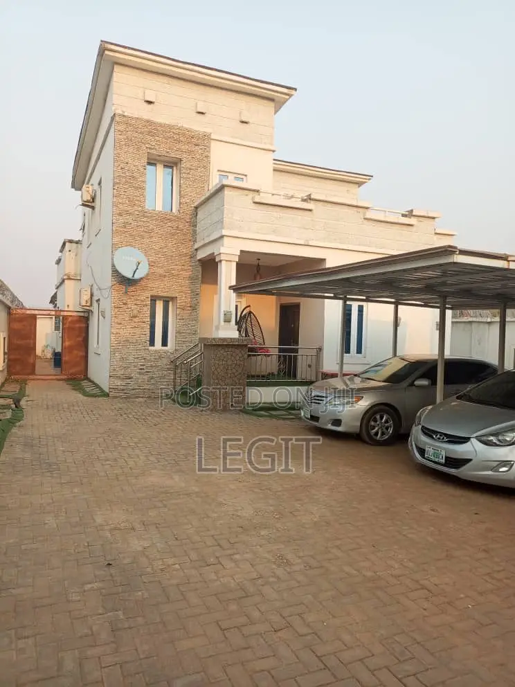 5bdrm Penthouse in Minna for sale in Minna