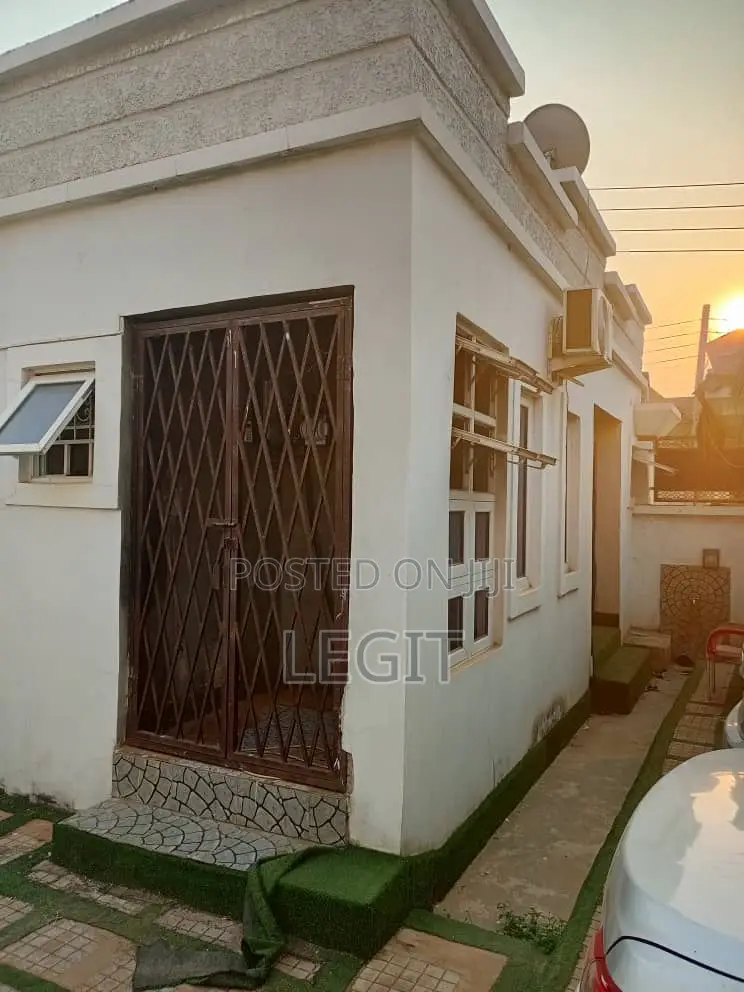 5bdrm Penthouse in Minna for sale in Minna