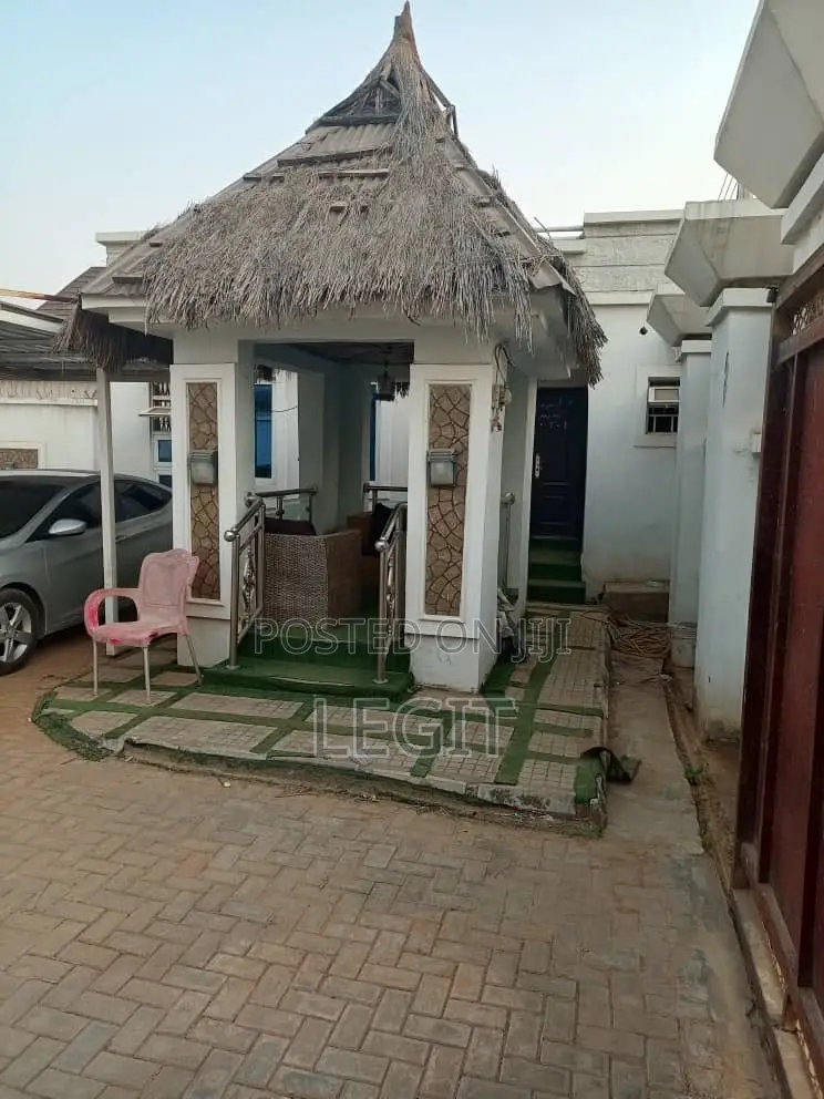 5bdrm Penthouse in Minna for sale in Minna