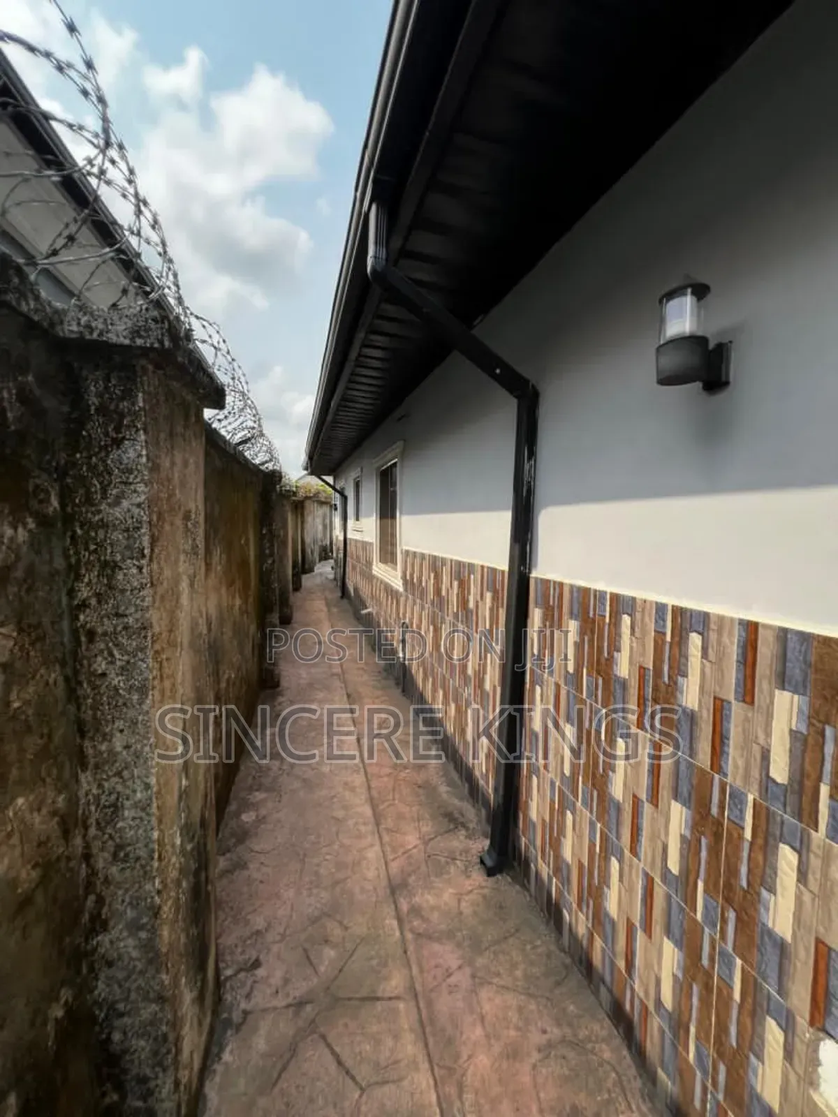 4bdrm Bungalow in Mbikpong Estate Off, Uyo for sale in Uyo