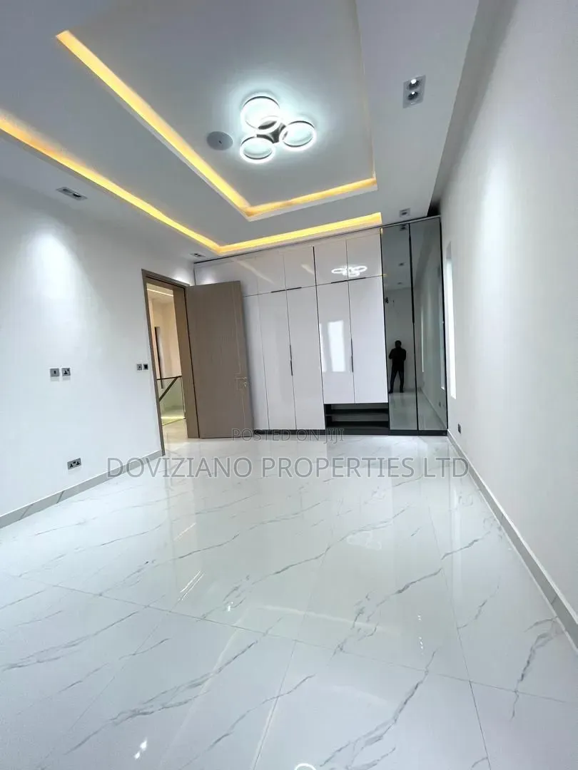 5bdrm Duplex in Lekki Phase 1 for sale in Lekki Phase 1