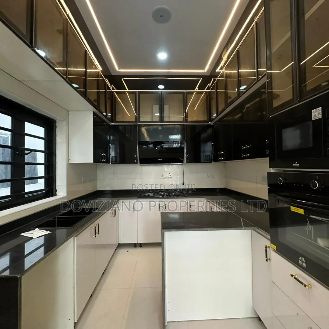 4bdrm Duplex in Ikota for sale in Ikota